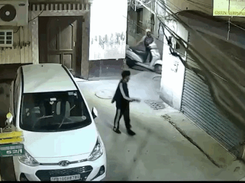 लुधियाना के मोचपुरा बाजार में चोरों का आतंक:घर के बाहर खड़ी एक्टिवा पर साफ किया हाथ,CCTV में कैद घटना