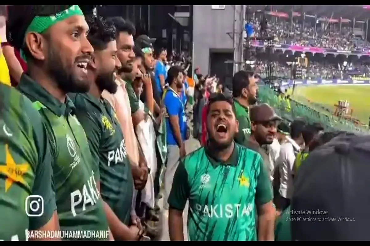 IND vs PAK: स्टेडियम में पाकिस्तानी फैंस ने ज़ोर – ज़ोर से गाया ‘भारतीय राष्ट्रगान’, सोशल मीडिया पर वायरल हुआ VIDEO