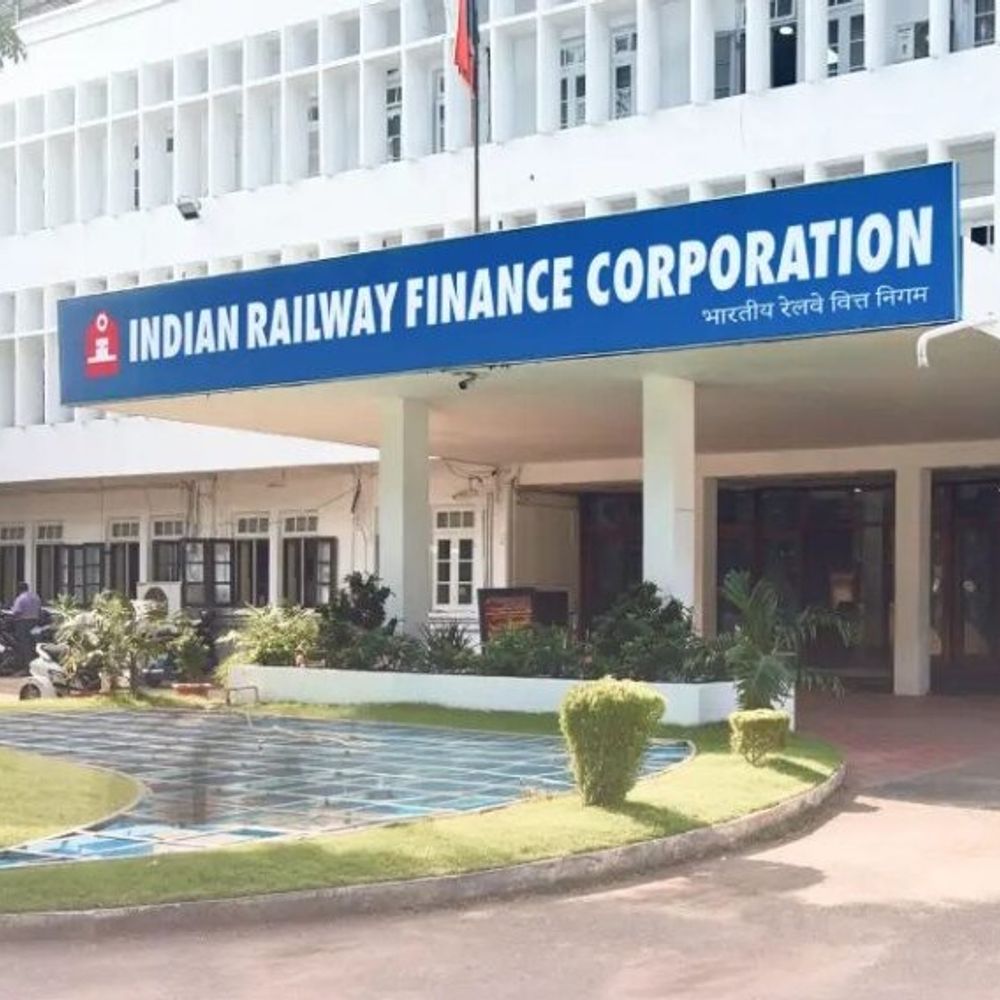 IRFC में 4% हिस्सेदारी बेचेगी सरकार, फ्लोर प्राइस ₹104 तय:₹5,430 करोड़ जुटाने का लक्ष्य; रिटेल निवेशक कल से बोली लगा सकेंगे