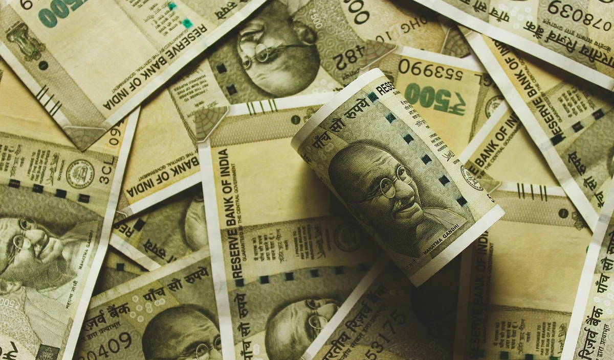 US Dollar Vs Indian Rupee | आर्थिक झटकों से बेदम रुपया! डॉलर के मुकाबले 90.67 के रिकॉर्ड निचले स्तर पर फिसला