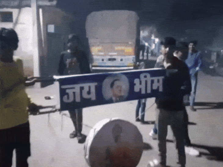 पुलिस पर भीम आर्मी कार्यकर्ताओं को पीटने का आरोप:बिजली पोल पर बिना अनुमति डॉ अंबेडकर का बोर्ड लगाया, चार युवक थाने में
