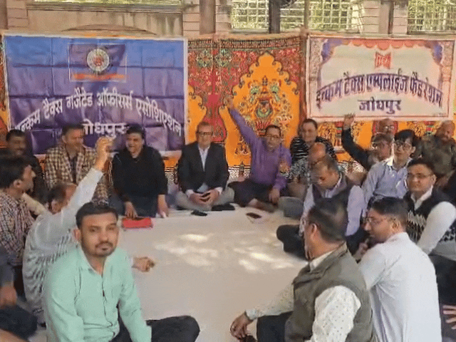 जोधपुर में आयकर अधिकारियों-कर्मचारियों ने दिया धरना:पुरानी पेंशन और कैडर रिव्यू सहित 10 सूत्रीय मांगों पर अड़े