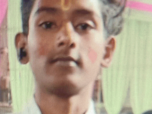 गंगा में नहाते वक्त 4 छात्र डूबे, एक की मौत:प्रयागराज में पीपा पुल के पास तेज बहाव की चपेट में आए, दो बचाए गए जबकि एक लापता