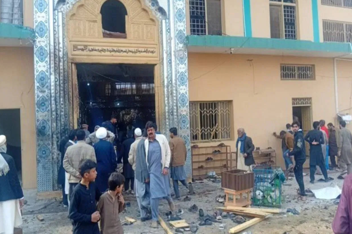 नमाजियों के खून से लाल हुई मस्जिद! जुमे की नमाज के दौरान बम ब्लास्ट, 31 की मौत, 160 से ज्यादा घायल