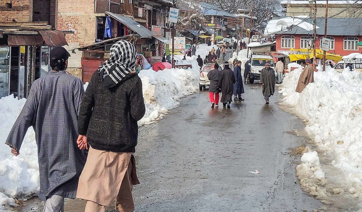 जम्मू-कश्मीर: पुंछ में दर्दनाक सड़क हादसा, गहरी खाई में गिरी कार, बिजली विभाग के 2 कर्मचारियों की मौत