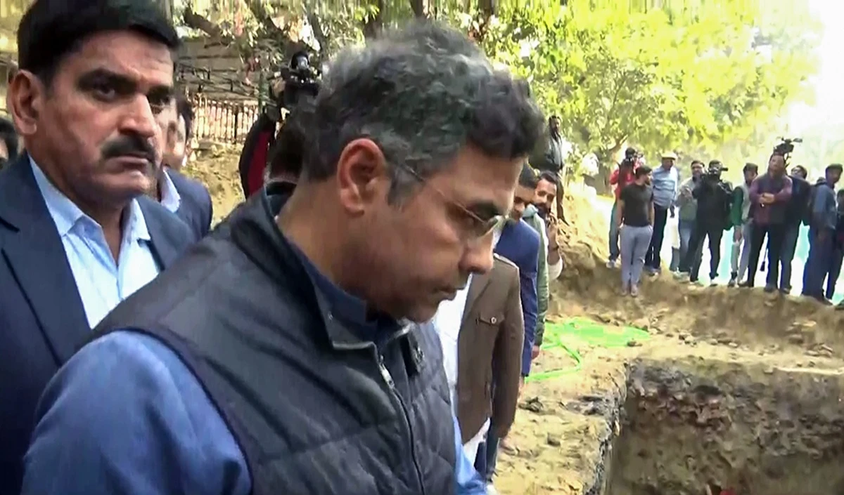 Delhi Death Pit: जनकपुरी में बाइक सवार की मौत पर बड़ा Action, जल बोर्ड के 3 अफसर निलंबित