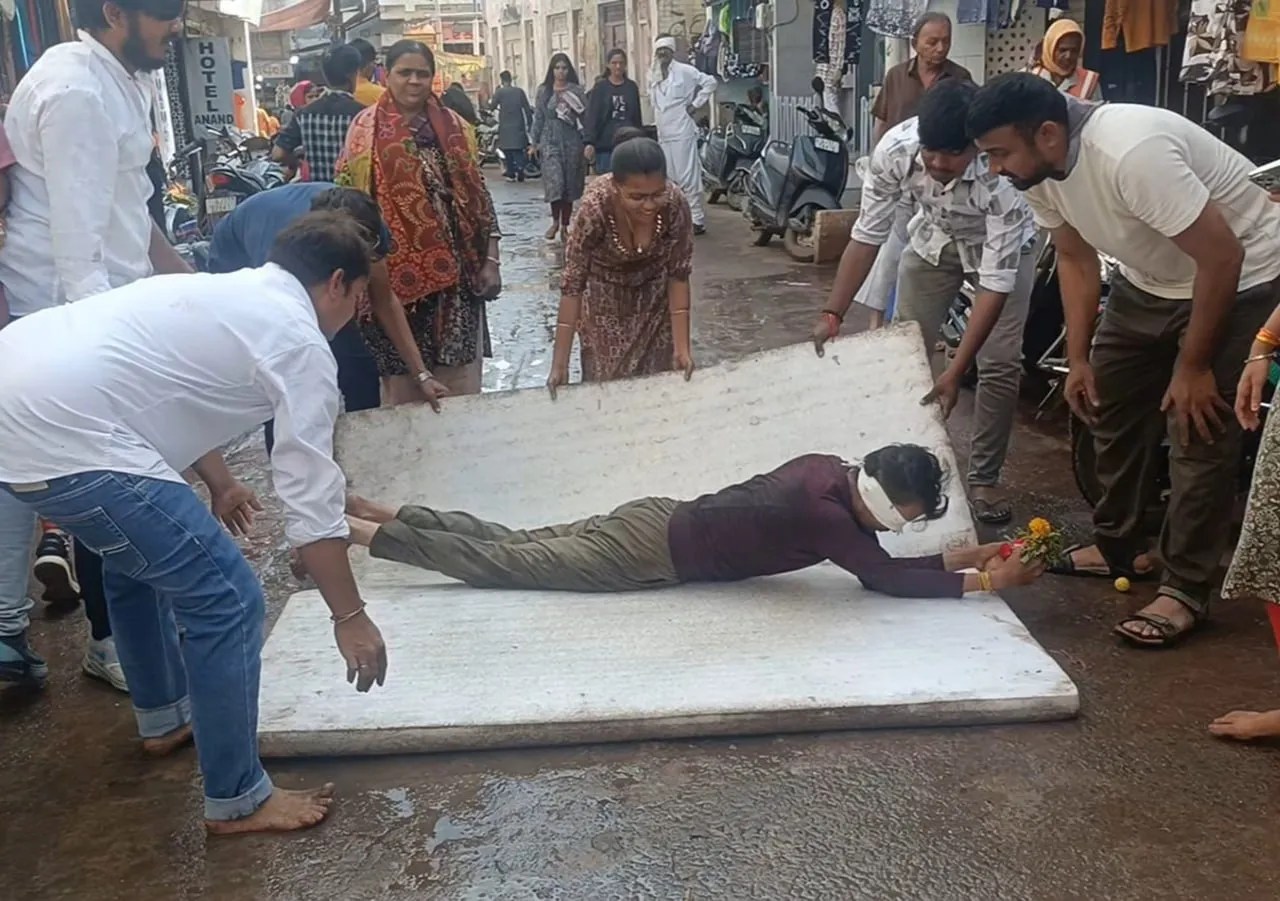 कृष्ण भक्त ने आंखों पर पट्टी बांधकर पूरी की द्वारका पदयात्रा