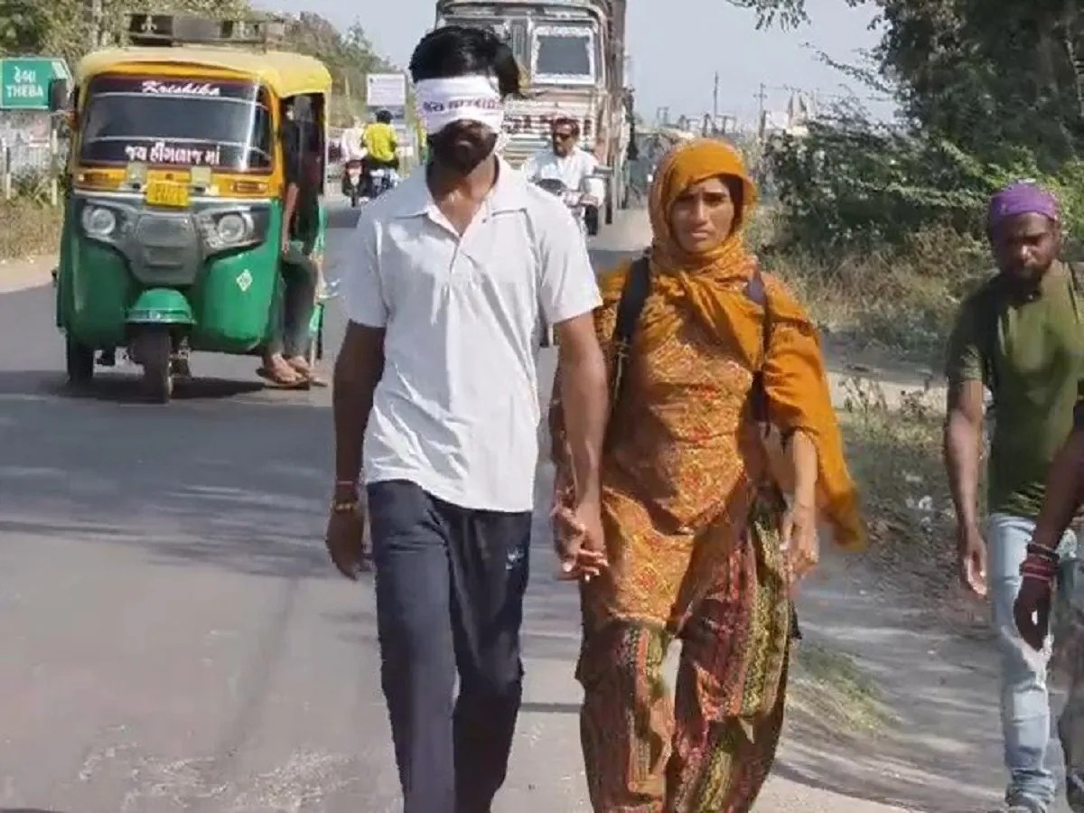 बोटाद से भक्त संजय आंखों पर पट्टी बांधकर द्वारका की पदयात्रा को निकले