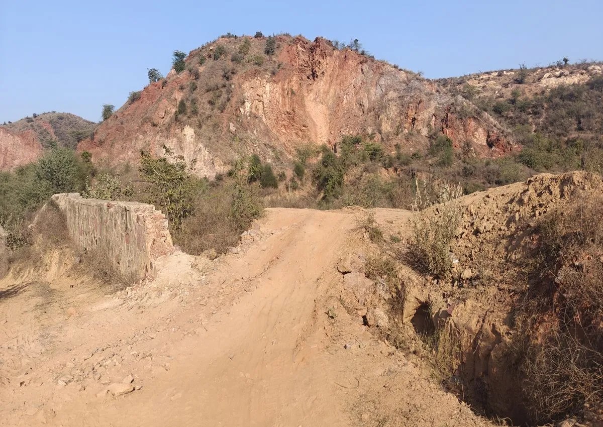 रसूखदारों के दर्जनों ट्रैक्टर रात-दिन खनन कर पहाड़ों को कर रहे खोखला, पर्यावरण और प्राकृतिक सौंदर्य को खतरा