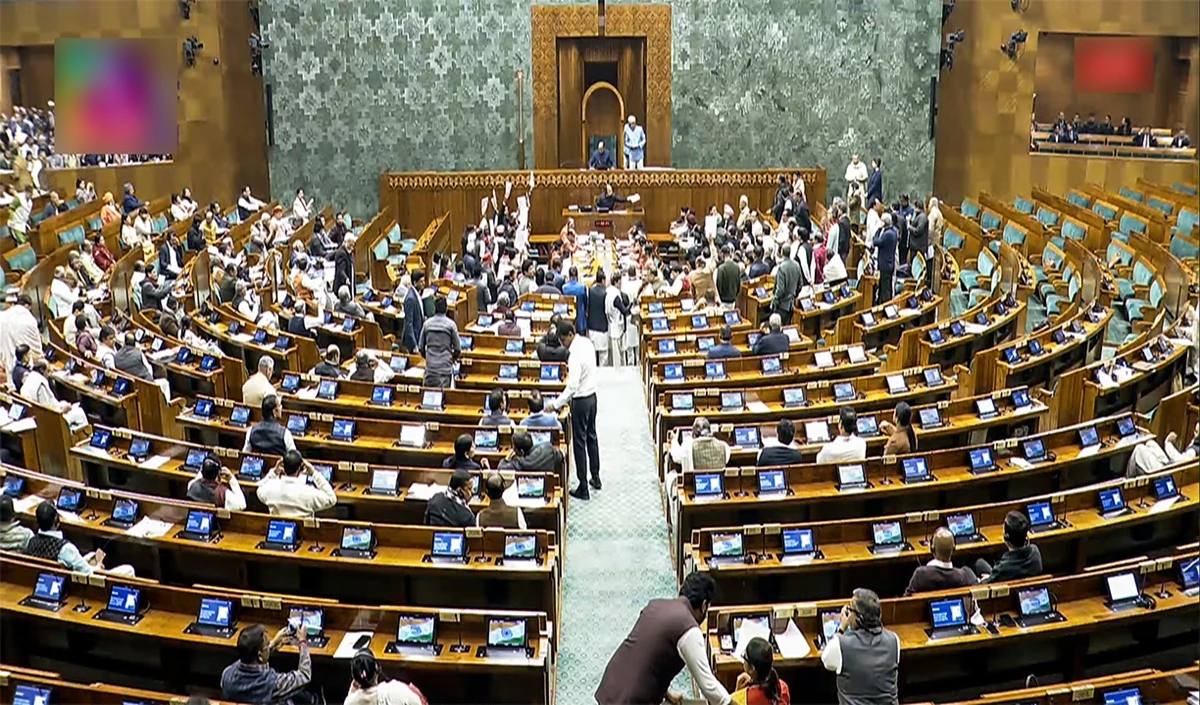 Lok Sabha में भारी हंगामा, कागज उछालने पर Congress के 7 समेत 8 सांसद पूरे Budget Session से निलंबित
