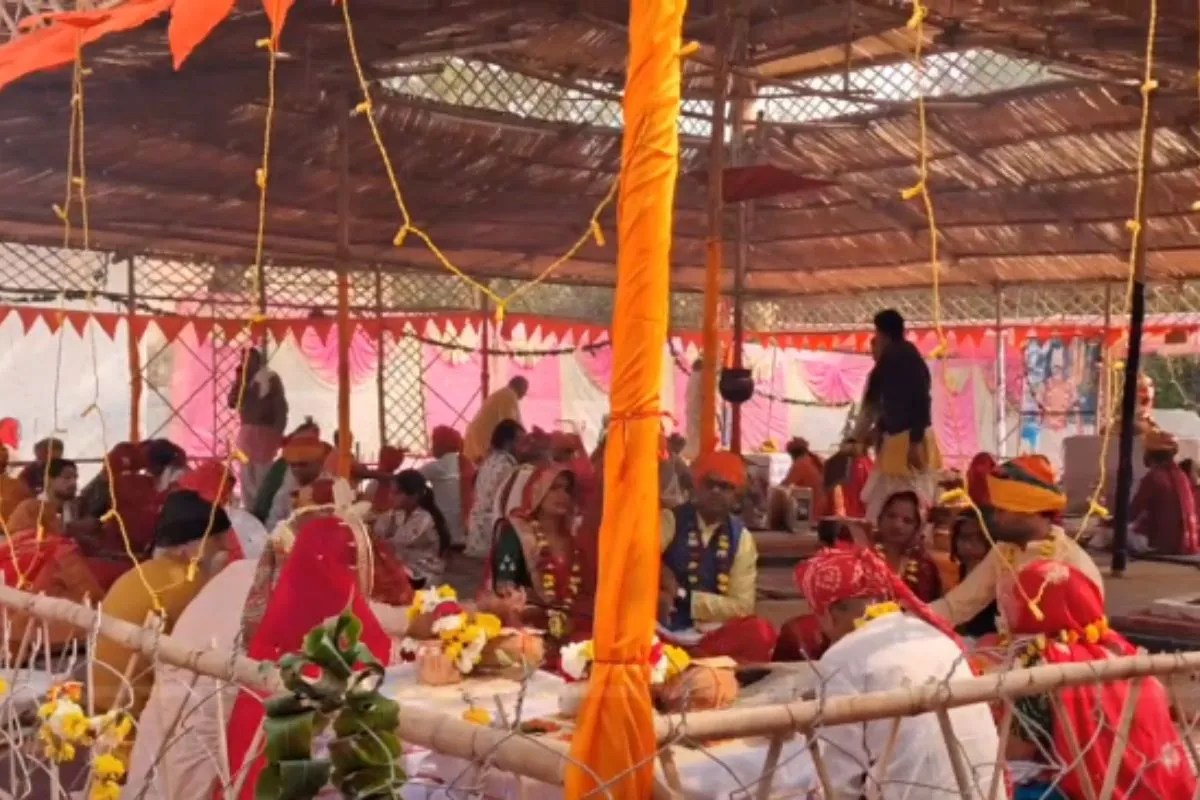 Video: इटावा में आयोजित श्री राम महायज्ञ में दी आहुतिया, देखें वीडियो