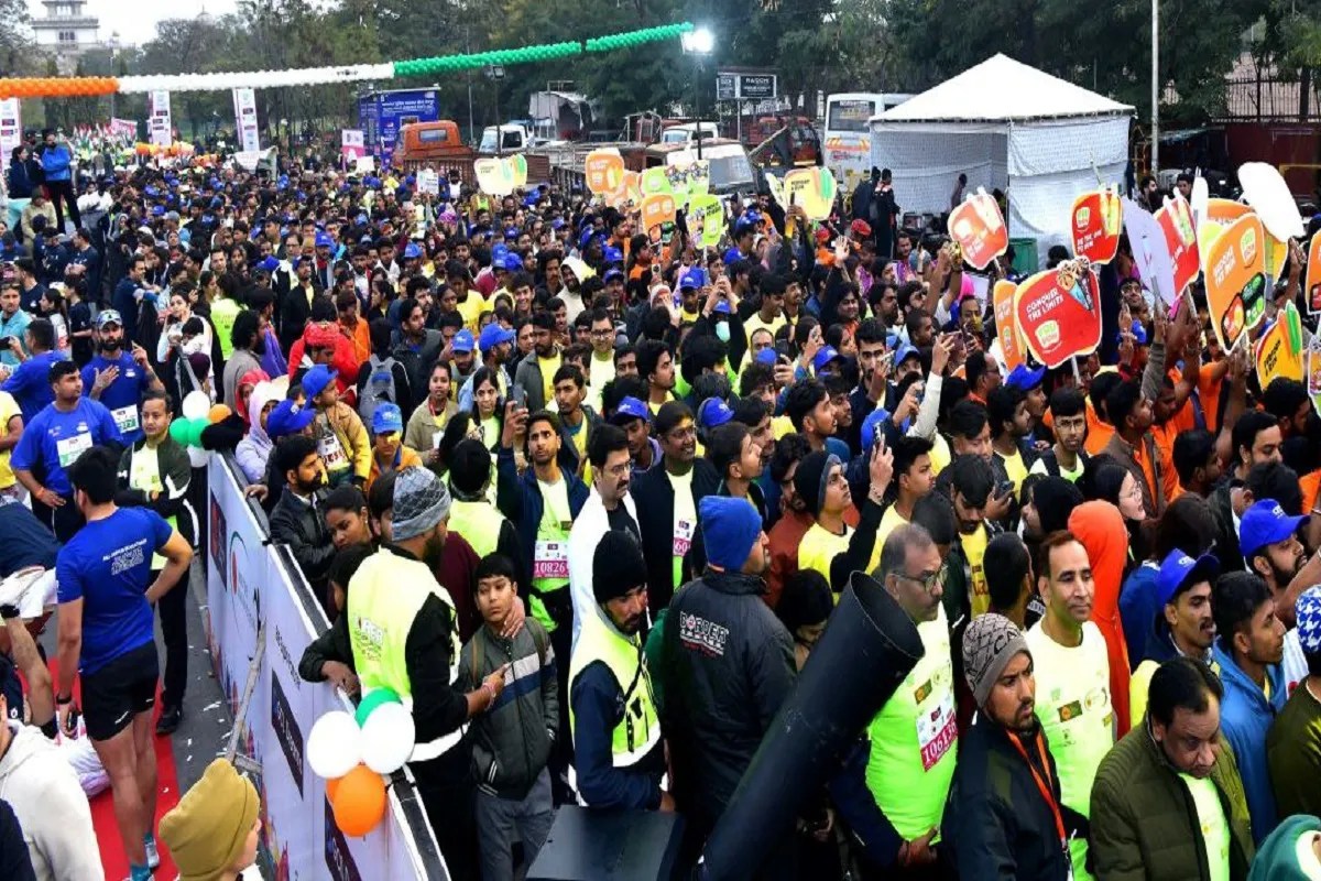 एयू मैराथन: CM ने दिखाई हरी झंडी, मिलिंद सोमन संग दौड़ा जयपुर, सुबह-सुबह सड़कों पर खेल, ऊर्जा और उत्साह का दिखा संगम