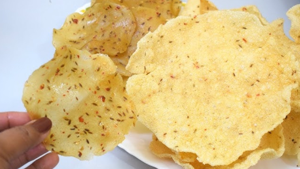 1 कप सूजी से बनाएं ढेर सारे कुरकुरे पापड़, बिना बेले बाजार जैसे खस्ता पापड़ के लिए आज़माए ये टिप्स