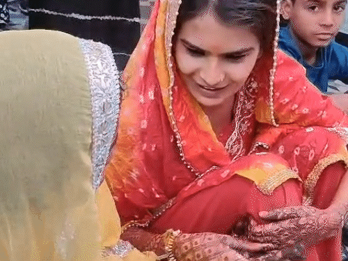 सफाईकर्मी पिता की चिंता देख पूरा शहर बना परिवार:दो बेटियों के कन्यादान की जिम्मेदारी ली, भव्य शादी के लिए 5 हजार कार्ड बांटे, अयोध्या से बुलाए महंत