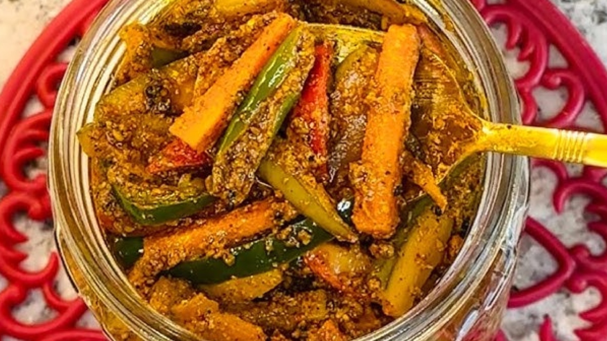 बनाएं चटपटा मिक्स अचार, पड़ेगी गाजर-हरी मिर्च-गोभी की जरूरत, फटाफट नोट कर लीजिए रेसिपी