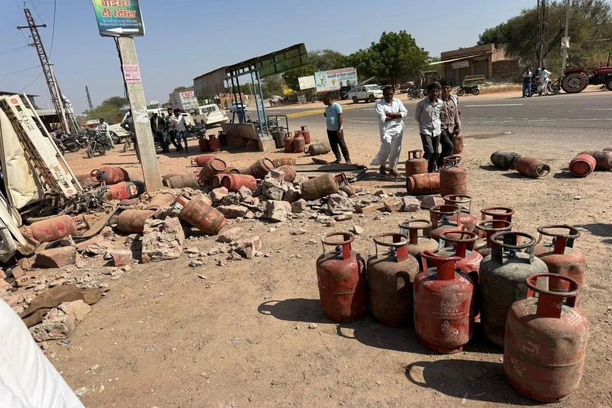 गैंस सिलेंडर से भरी पिकअप पलटी, चार घायल