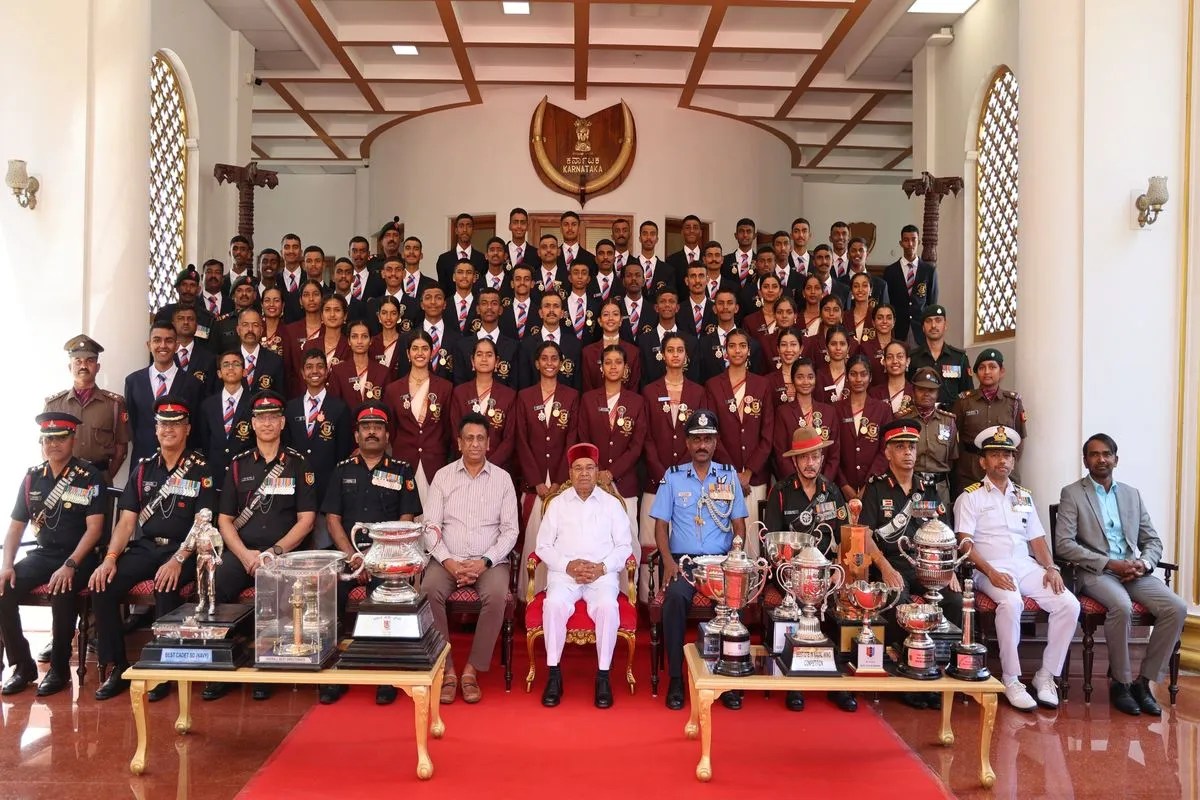 राज्यपाल गहलोत ने एनसीसी कैडेट्स को किया सम्मानित