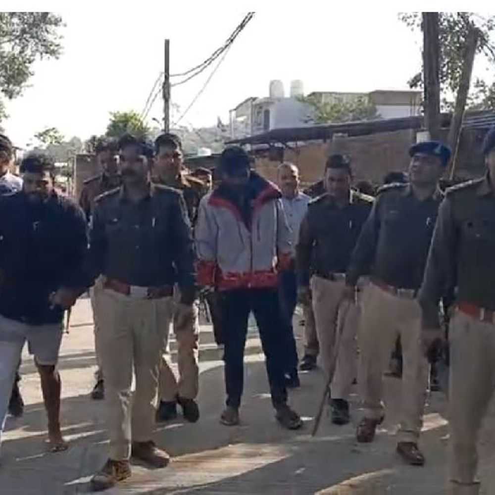 जबलपुर में पुलिस ने बदमाश को पकड़ा, लगे नारे:इलाके में जुलूस निकाला तो महिलाएं बोली- यह जेल से छूटना नहीं चाहिए