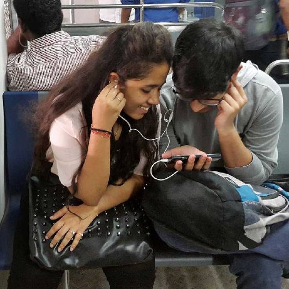 रिपोर्ट:देश में इंटरनेट यूजर्स की संख्या में 8% का इजाफा, शहरों की तुलना में गांवों में 4 गुना बढ़े