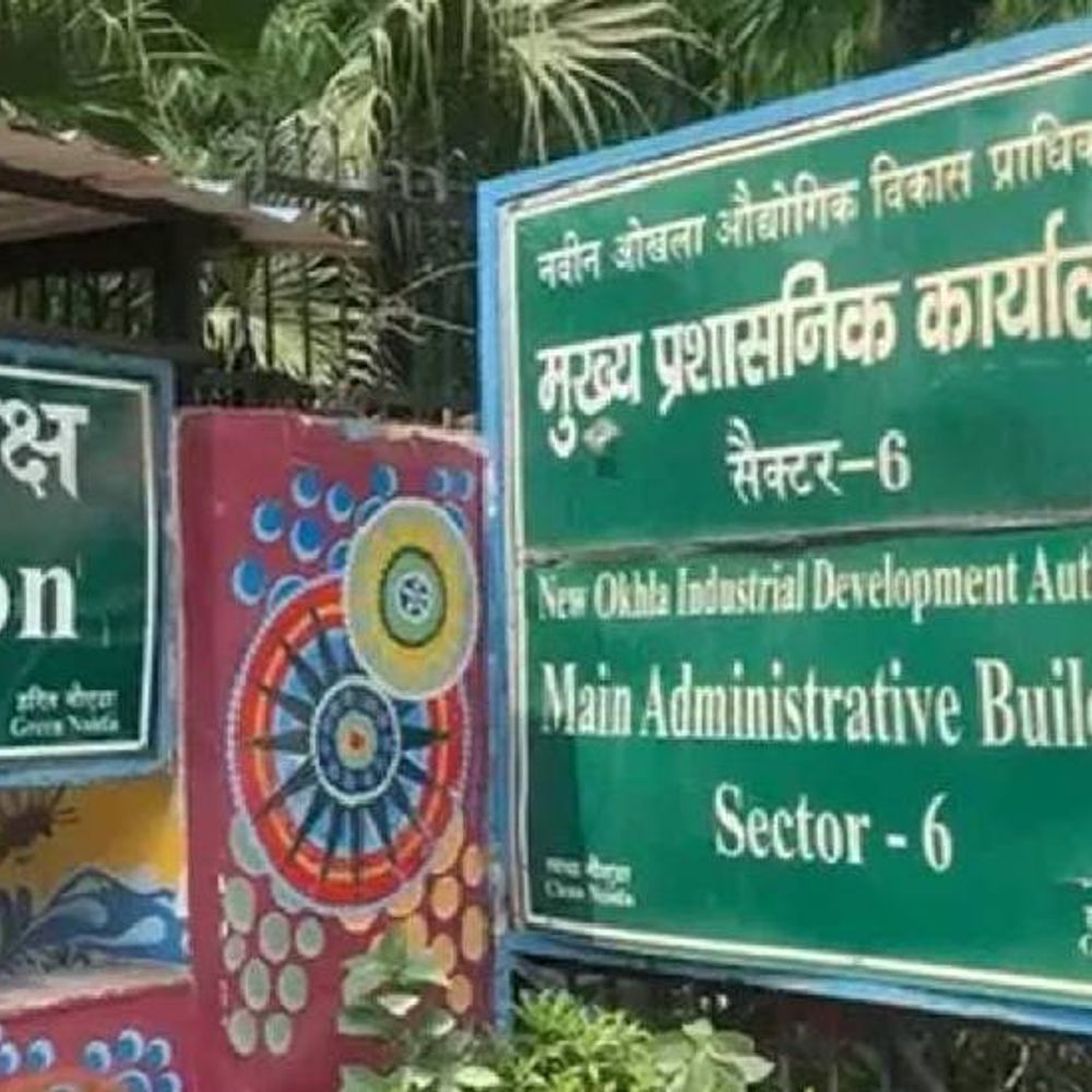 नोएडा में सुपरवाइजर, तीन सफाईकर्मी की सेवा समाप्त:APE और JE को चेतावनी, ठेकेदार कंपनी पर लगाया 50 हजार का जुर्माना