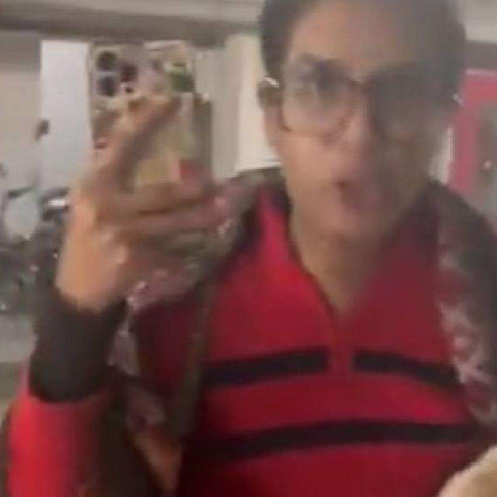 नोएडा में गालीबाज महिला का वीडियो:सार्वजनिक स्थान पर पालतू डॉग को कराई शौच, मना करने पर जमकर की अभद्रता