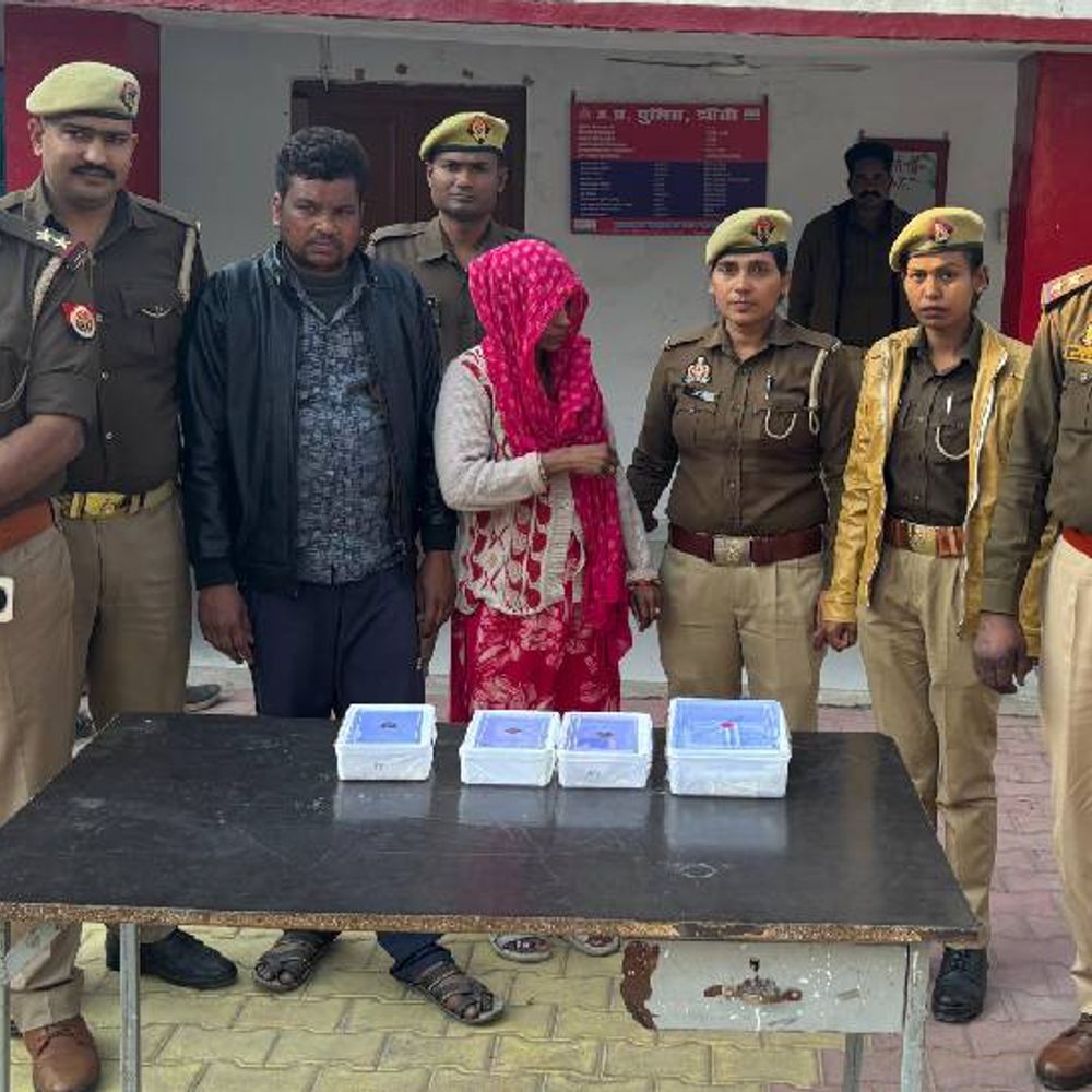 महिला शॉल में छुपाकर ले गई 65 लाख के गहने…VIDEO:झांसी में पति ने ज्वेलर की तिजौरी से चुराकर दिए, CCTV से पकड़े गए