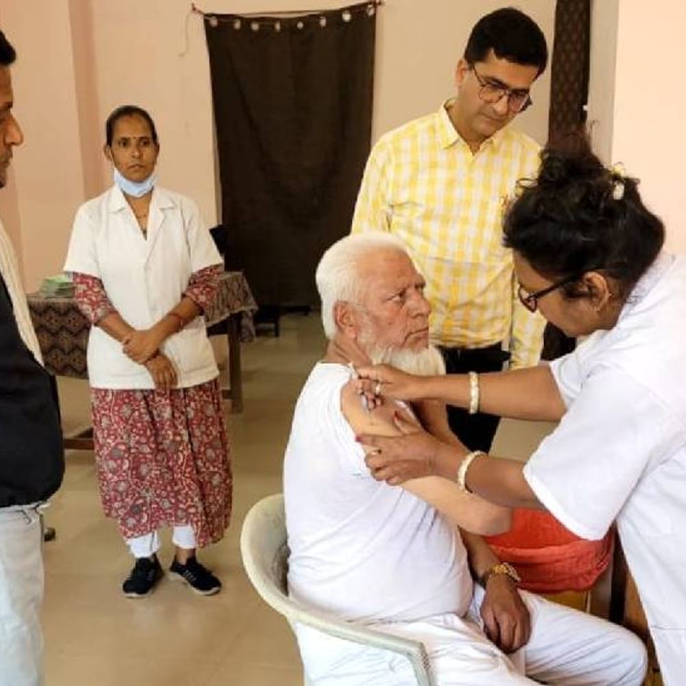 हज हाउस में शाम 4 बजे तक लगेगी वैक्सीन:अधिकारियों की अपील-कवर नंबर, पासपोर्ट की कॉपी और 2 फोटो साथ लाएं, तभी मिलेगा हेल्थ कार्ड