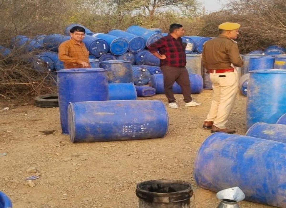 जिले में अवैध पेट्रोलियम पदार्थों का भंडारण, दो जगह पकड़े ड्रम