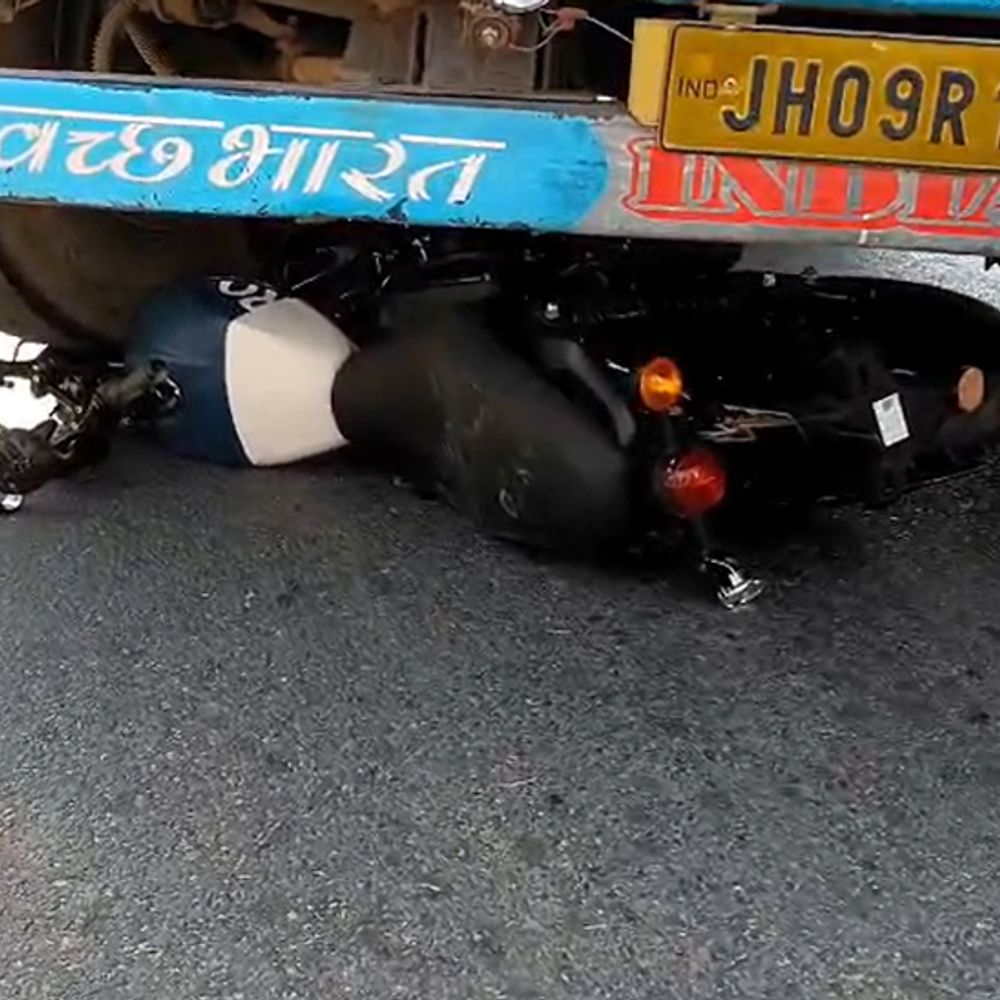 गिरिडीह में ट्रक की टक्कर से युवक की मौत:नई बाइक चलाकर शोरूम पहुंचाने जा रहा था, ट्रक ने युवक को 15 मीटर तक घसीटा