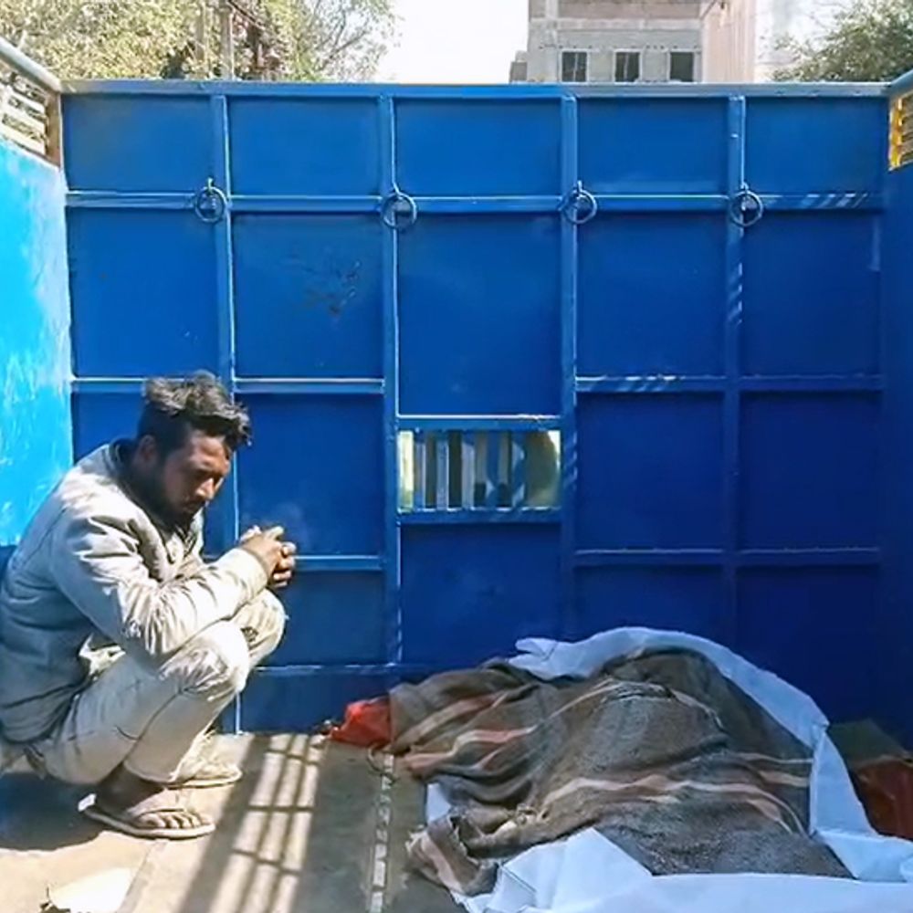 चतरा में महिला की गोली मारकर हत्या:शव घर से 50 मीटर दूर खून से लथपथ मिला, हसबैंड ने पहले पति पर मर्डर करने का लगाया आरोप