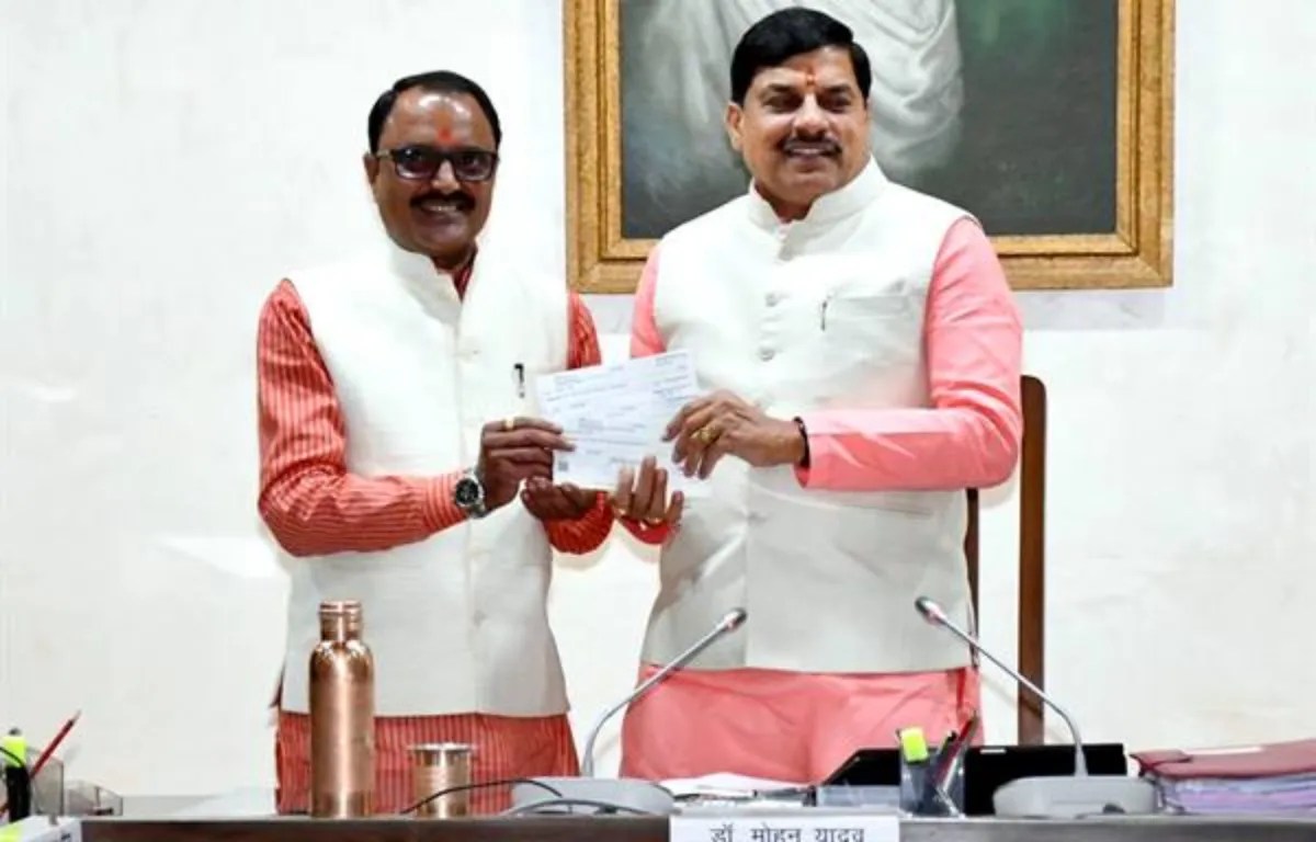 44 साल में पहली बार लाभ में आया एमपी का यह निगम, सीएम को सौंपा चैक