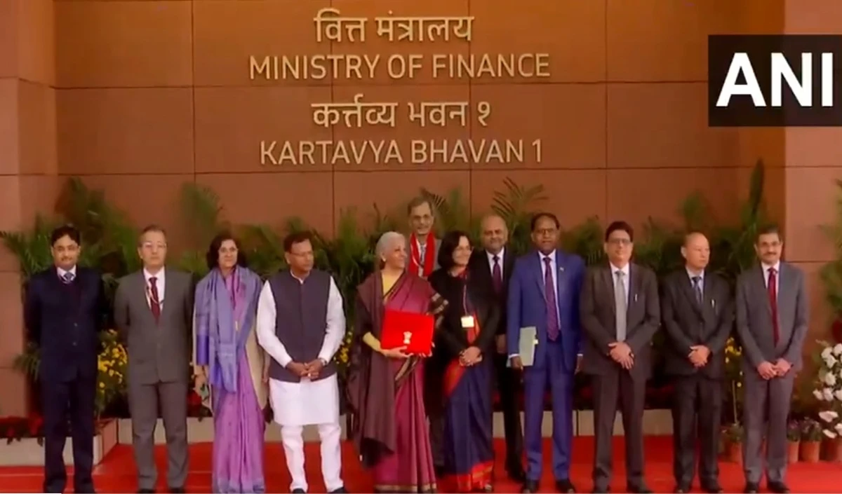 Budget 2026 | मरून कांजीवरम साड़ी में कर्तव्य भवन पहुँचीं Nirmala Sitharaman, अपनी तमिल विरासत को दिया सम्मान