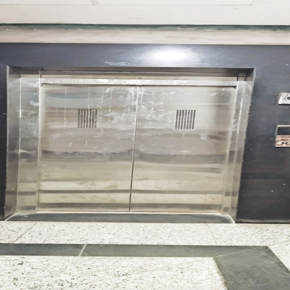 मरीज हो रहे परेशान:जिला अस्पताल की 3 में से 2 लिफ्ट तीन साल से बंद एक कार्मिक नहीं होने से शुरू ही नहीं