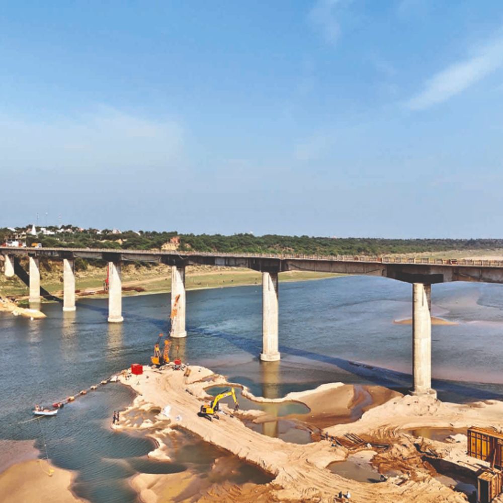 चंबल सेंचुरी में पनडुब्बी से रेत खनन:डॉल्फिन-घड़ियाल के अस्तित्व पर खतरा