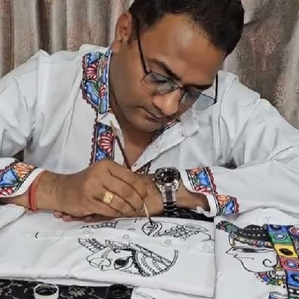 होली पर मिथिला पेंटिंग से सजे कुर्तों का कलेक्शन:कलर ब्लाइंडनेस के बावजूद कुंदन रच रहे सफलता की इबारत, इनके बनाए कुर्ते बन रहे पहचान