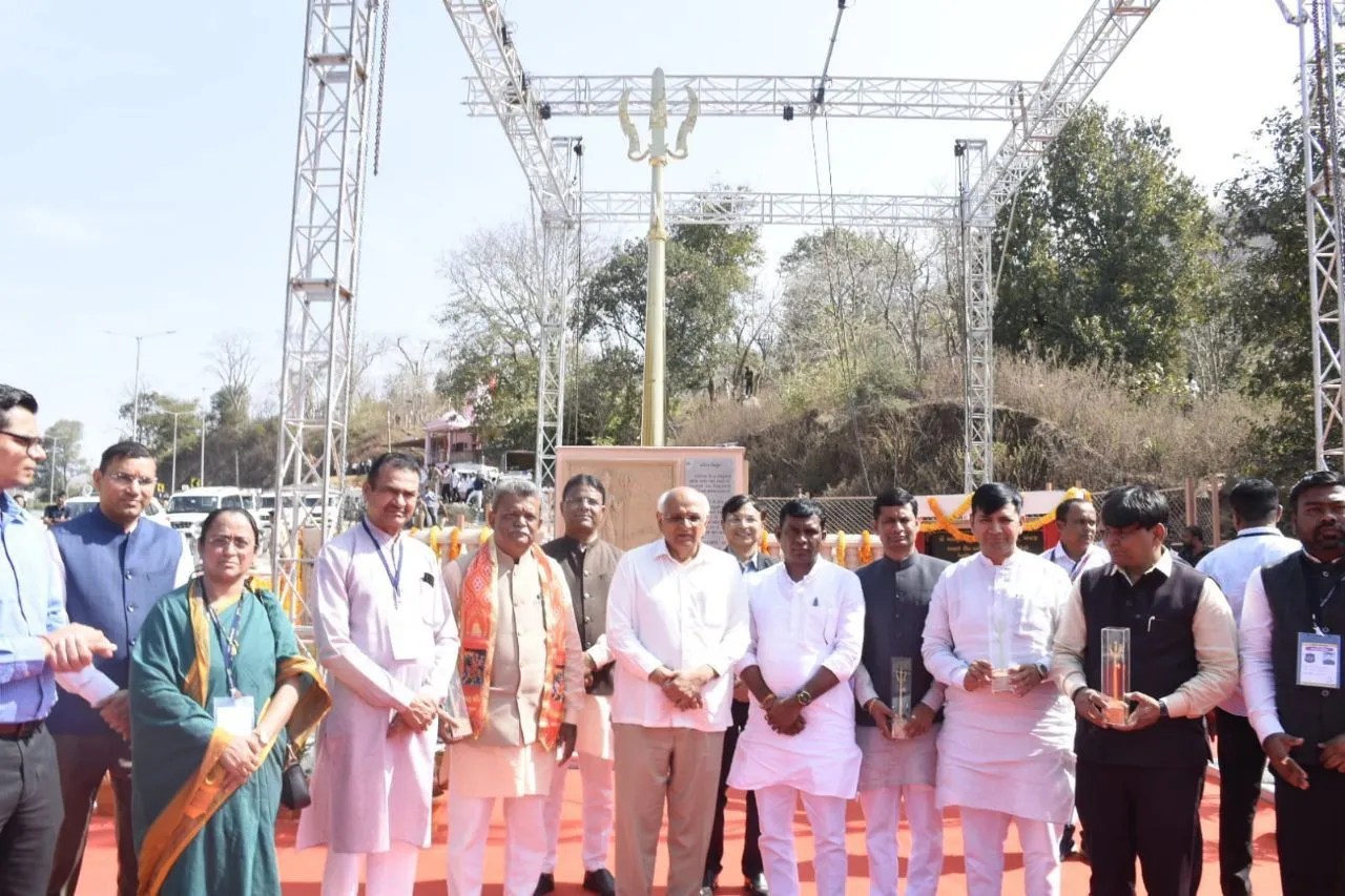 मुख्यमंत्री ने त्रिशूलिया घाट पर 16 फीट ऊंचे दिव्य अखंड शक्ति त्रिशूल का किया अनावरण