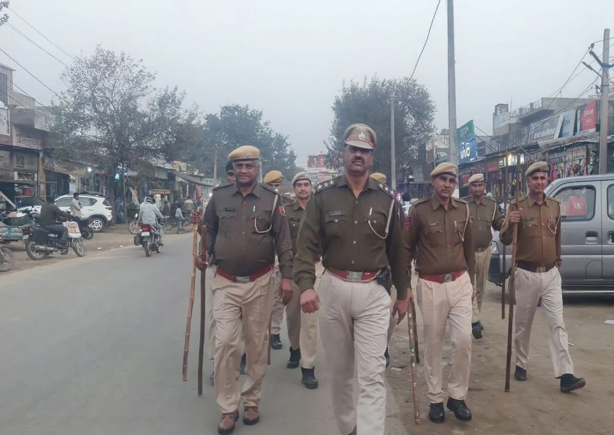 बड़ौदामेव थाना पुलिस ने निकाला फ्लैग मार्च