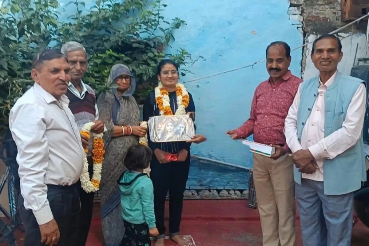 Baran: मजदूरी करके बेटी को पढ़ाया, सेकंड ग्रेड टीचर बनी तो खुशी से झूम उठे पिता, बधाई देने घर पहुंचे सरपंच