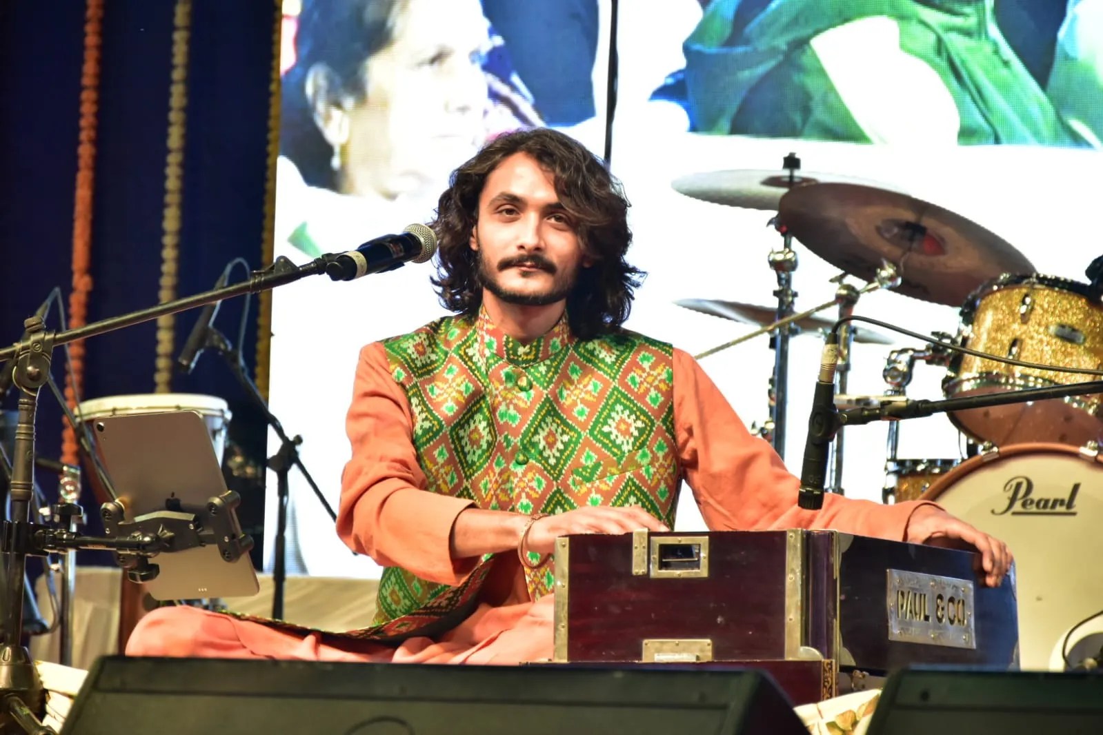 पाटण : रानी की वाव उत्सव में लोकगायक ऋषभ की संगीत प्रस्तुति