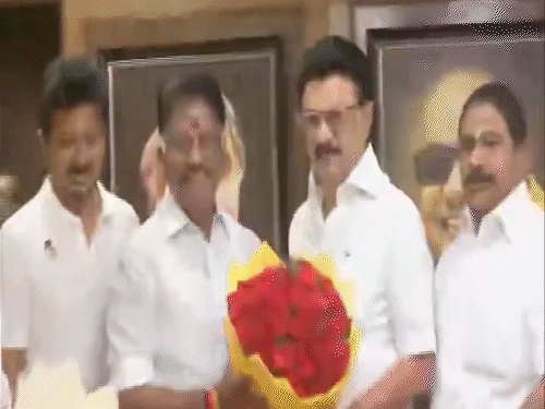 AIADMK से निष्कासित पूर्व CM पन्नीरसेल्वम DMK में शामिल:मुख्यमंत्री स्टालिन ने सदस्यता दिलाई, तीन बार तमिलनाडु के CM रह चुके