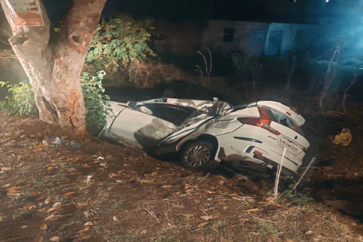 रात 9 बजे..स्टेयरिंग फेल होने से बारातियों की कार पेड़ से टकराई, एक की मौत, तीन गंभीर