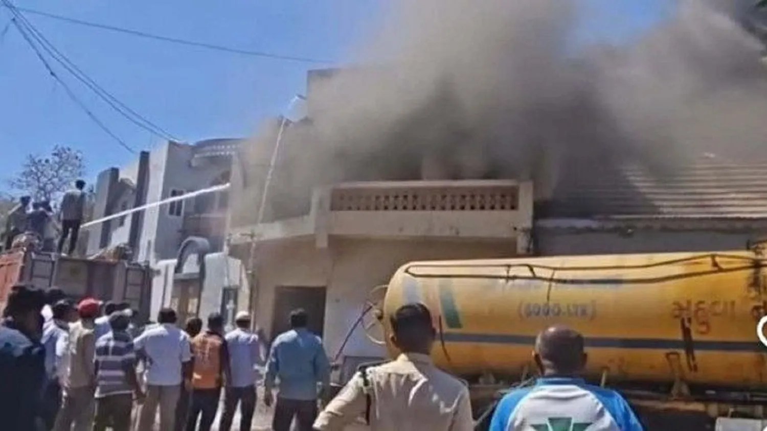 महुवा : गैस सिलेंडर में विस्फोट से आग, 3 लोगों की हालत गंभीर