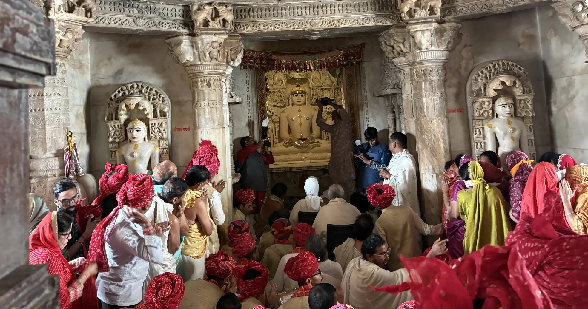 दो हजार से अधिक जैन श्रद्धालु पहुंचे देलवाड़ा मंदिर, किया बहुमान