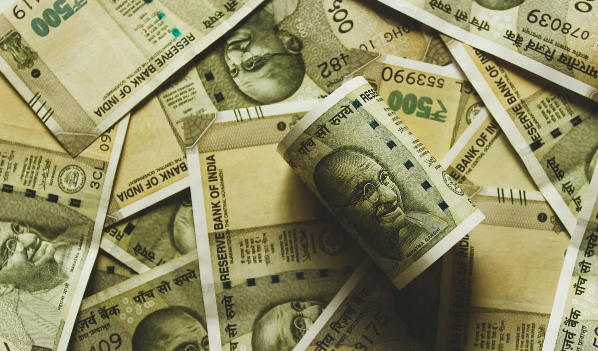 Indian Rupee Fall | लड़खड़ाता रुपया, कराहता बाजार! डॉलर की ‘धौंस’ के आगे बेबस हुई भारतीय मुद्रा, 90.96 के स्तर पर पहुंचा पारा