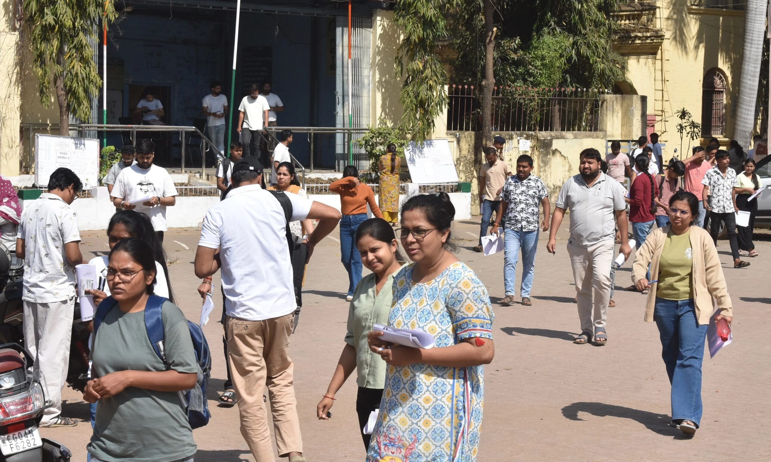 बनाया गया है नियम : गर्ल्स स्कूल ने अपनाया अखबार वाचन का अनुशासन