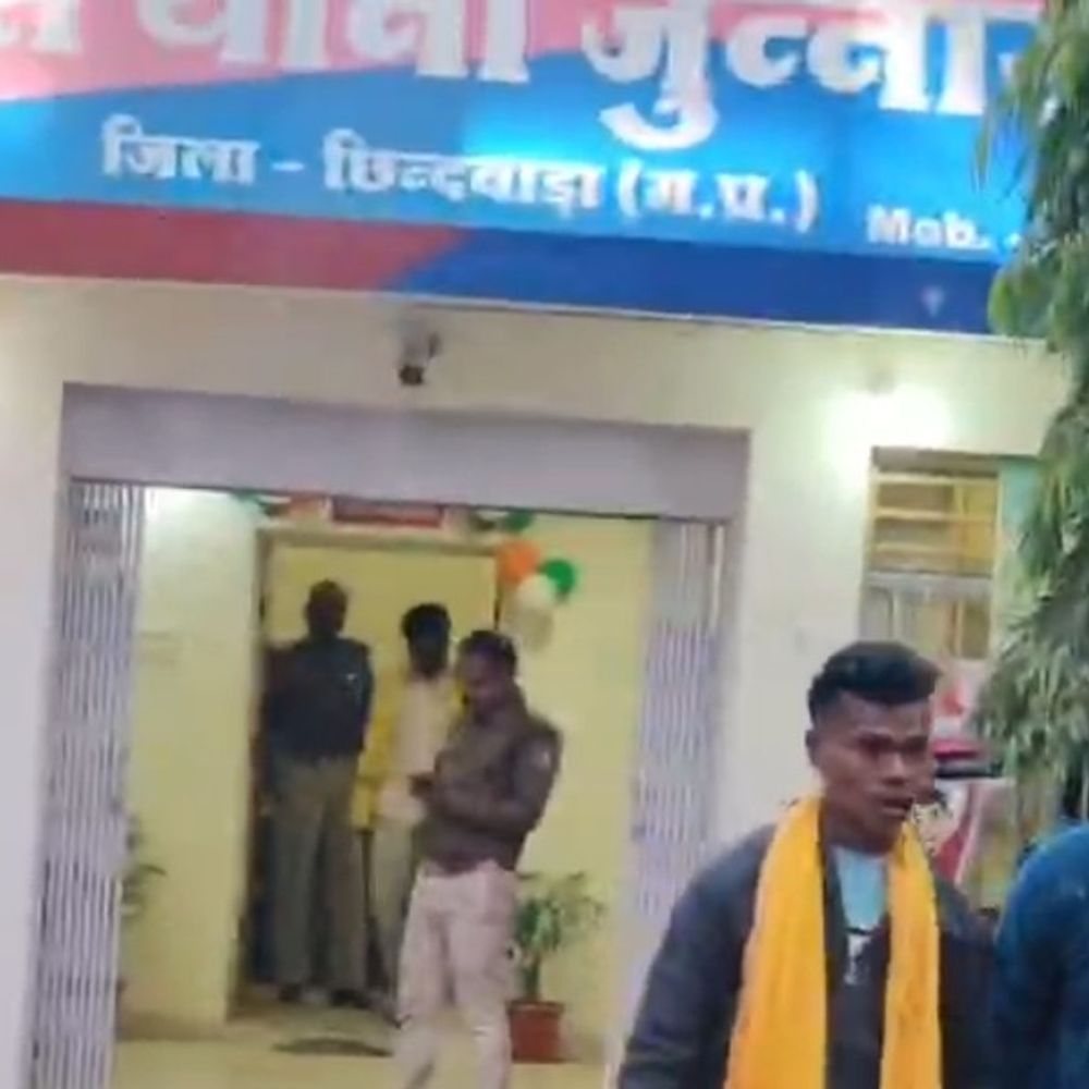 छिंदवाड़ा में गुंडागर्दी करने पर 3 आरोपी गिरफ्तार:पैदल जुलूस निकालकर पुलिस ने कानून-व्यवस्था बनाए रखने का दिया संदेश