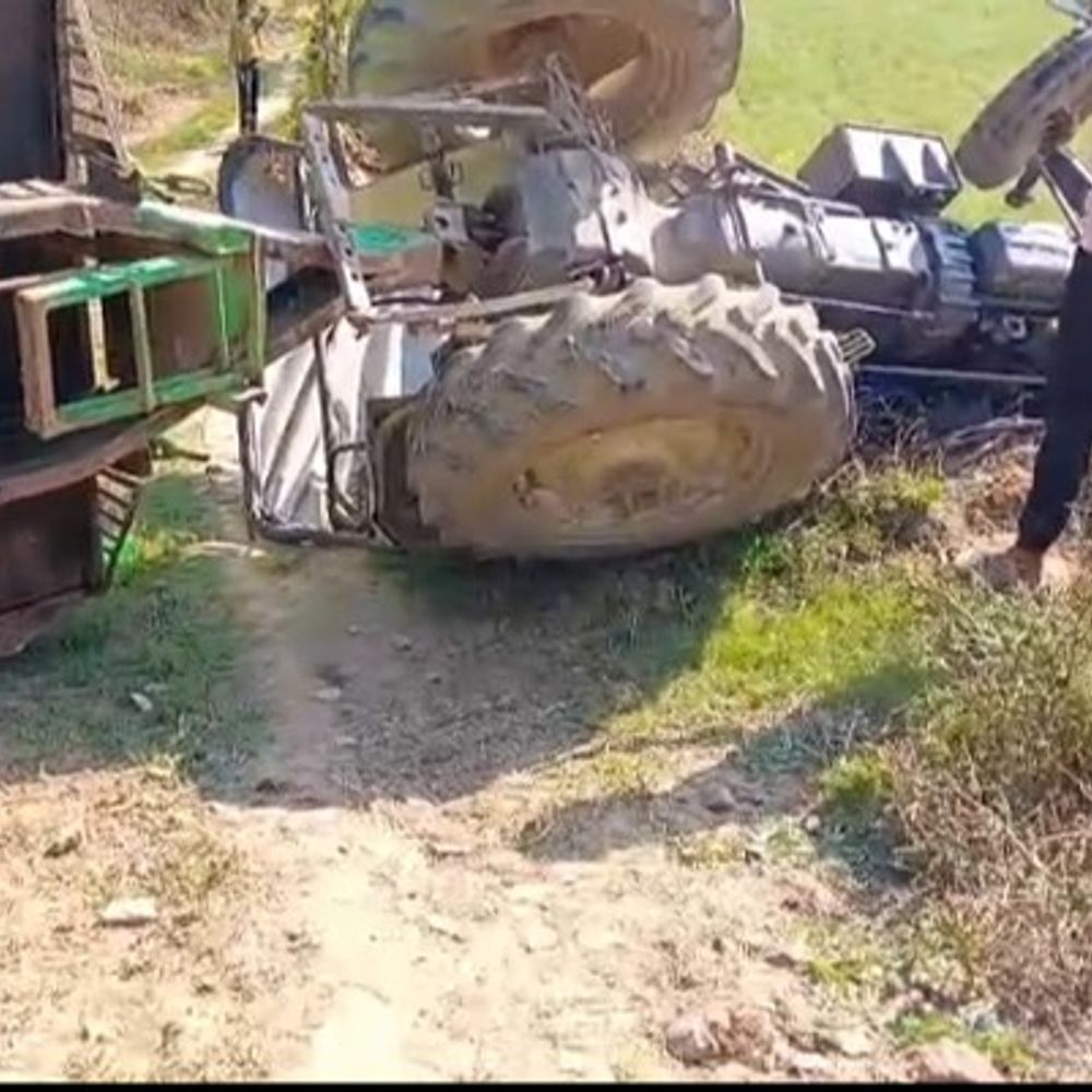 भिंड में बाइक को टक्कर मार पलटा ट्रैक्टर:भागने के चक्कर में खाई में जा गिरा; 2 युवक गंभीर घायल, निजी अस्पताल में भर्ती