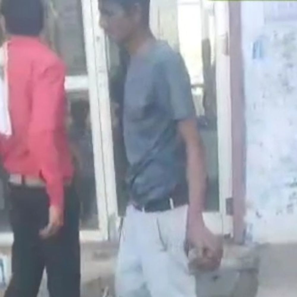 भिंड में उधारी मांगने पर दुकान का कांच तोड़ा:पुराने बकाया की मांग पर युवक ने पत्थर मारा, पीड़ित ने की शिकायत