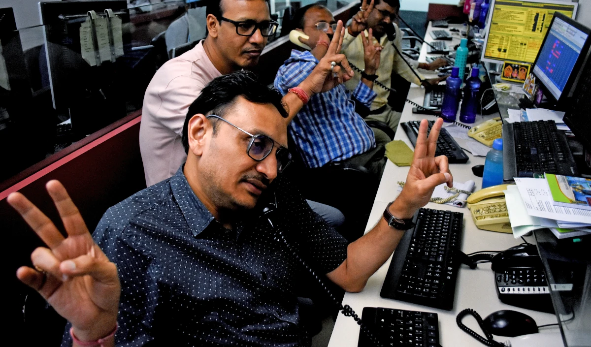 Budget के झटके से उबरा Share Market, निवेशकों की वापसी से Sensex 900 अंक मजबूत