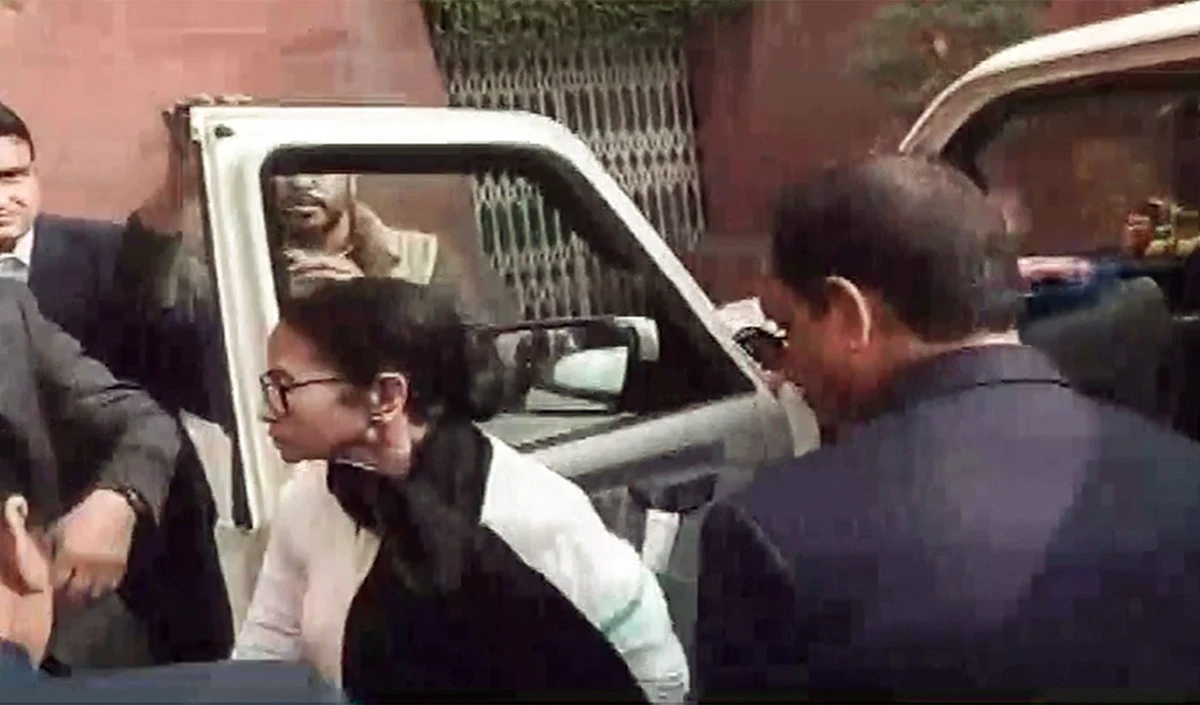 Supreme Court में Mamata Banerjee की ECI से सीधी टक्कर, कहा- Voters हटाने की साजिश है